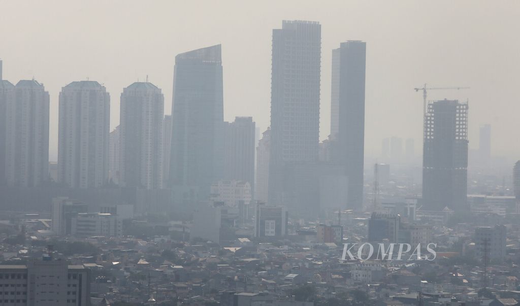 Pemandangan pusat kota di kawasan Jakarta Pusat pada Jumat (28/7/2023) yang diwarnai kabut pada siang hari. Mengutip data pada situs IQAir, Jakarta tercatat menjadi kota dengan kualitas udara dan polusi terburuk di dunia dengan nilai indeks 168 atau masuk kategori tidak sehat. 