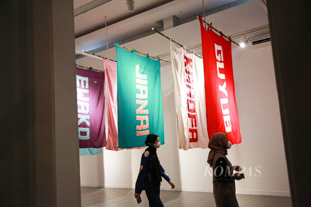 Karya instalasi "The Flag Project Nusantara Series" oleh perupa Arahmaiani menghadirkan bendera berukuran besar dalam pameran bersama oleh sepuluh perupa perempuan dengan tema<i> Infusions Into Contemporary Art </i>di Galeri Nasional Indonesia di Jakarta, Kamis (31/3/2022).