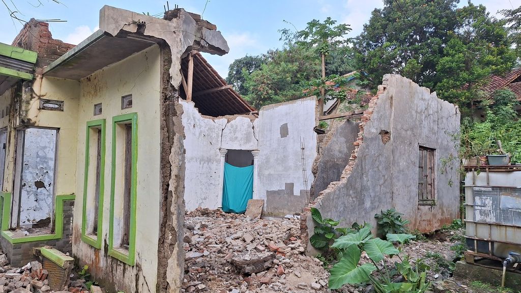Kondisi rumah warga yang terdampak tanah bergerak di Desa Panyindangan, Kecamatan Sukatani, Kabupaten Purwakarta, Jabar, Senin (13/5/2024).