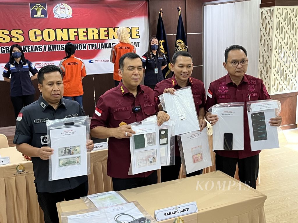 Direktur Jenderal Imigrasi Kementerian Hukum dan Hak Asasi Manusia Silmy Karim (kedua dari kiri) menunjukkan sejumlah barang bukti saat konferensi pers penangkapan dua warga negara asing yang menyalahgunakan izin tinggal di Kantor Imigrasi Kelas I Khusus Non TPI Jakarta Barat, Jakarta, Jumat (31/3/2023)