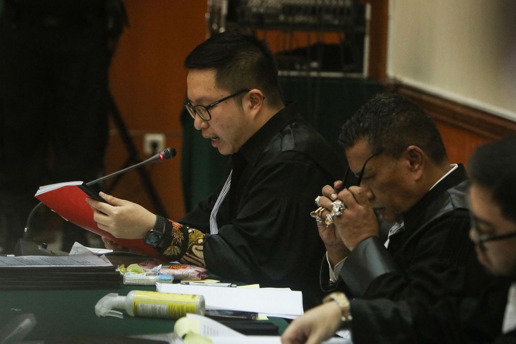 Kuasa hukum terdakwa Inspektur Jenderal Teddy Minahasa membacakan eksepsi di Pengadilan Negeri Jakarta Barat, Kamis (2/2/2023). 