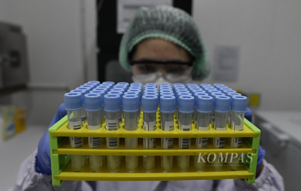 A laboratory worker tests DNA sample at the Asaren Laboratory, a biotechnology start-up in Jakarta, on Thursday (20/10/2022). In addition to being part of medical checks, DNA testing can be used for many purposes, especially related to genetic information.