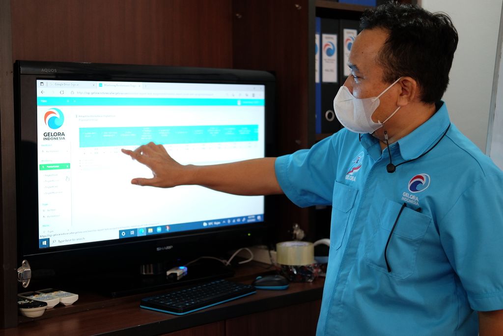 Wakil Sekretaris Jenderal Data Achmad Chudori menunjukkan Sistem Informasi Pemberkasan (SIP) Partai Gelora yang digunakan untuk memonitor persiapan verifikasi faktual dan verifikasi administrasi partai-partai baru sebagai peserta pemilu 2024, Jumat (25/3/2022).