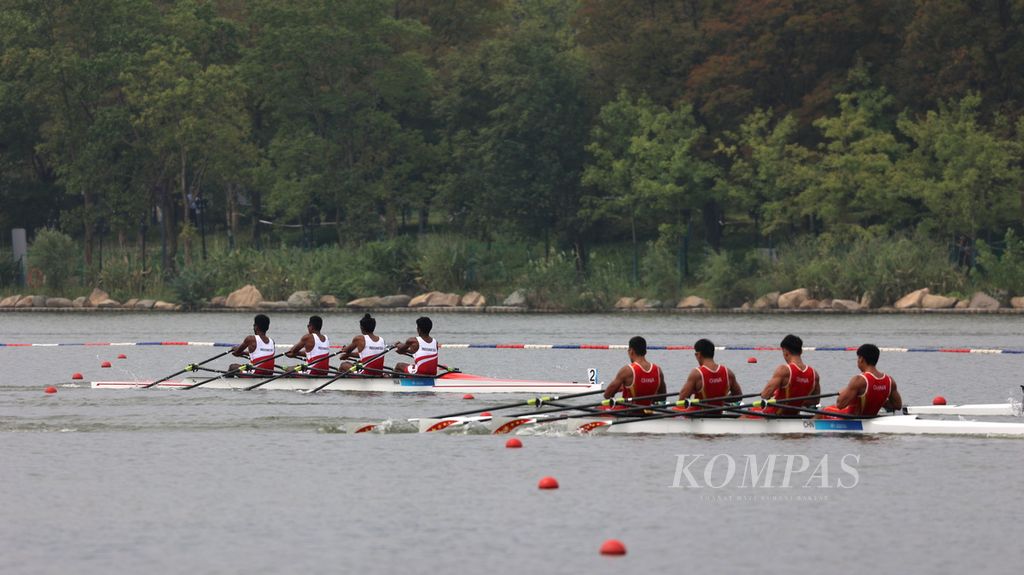 Tim dayung Indonesia (kiri) disiplin rowing bertanding dalam final nomor empat pedayung putra <i>sculls</i> (M4X) Asian Games Hangzhou 2022 di Fuyang Water Sports Centre, Hangzhou, Provinsi Zhejiang, China, Senin (25/9/2023).