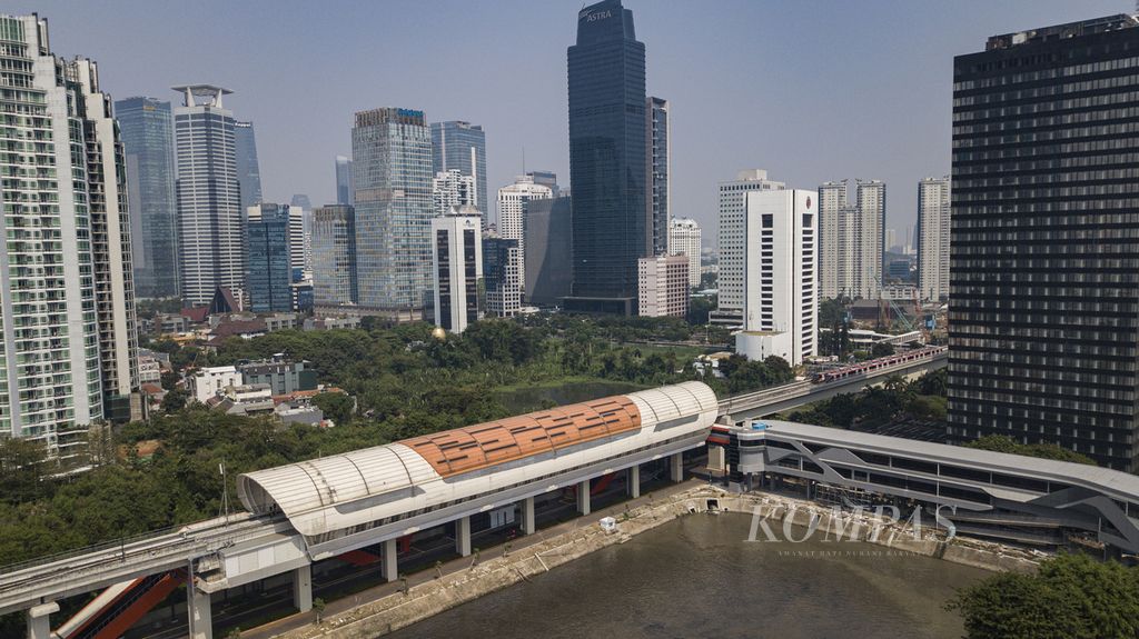 Foto aerial Jembatan Penyeberangan Multiguna (JPM) Dukuh Atas, Jakarta Pusat, yang terintegrasi dengan Stasiun LRT Jabodebek, Minggu (23/7/2023). JPM Dukuh Atas merupakan bagian dari pengembangan transit oriented development (TOD).