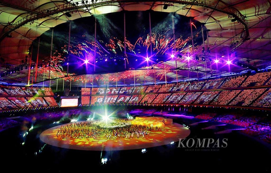 Kembang api dan tarian kolosal memeriahkan pembukaan pesta olahraga SEA Games Kuala Lumpur 2017 di Stadion Nasional Bukit Jalil,  Kuala Lumpur, Malaysia, Sabtu (19/8) malam. Sebelas negara akan berlaga menjadi yang terbaik hingga 30 Agustus mendatang.