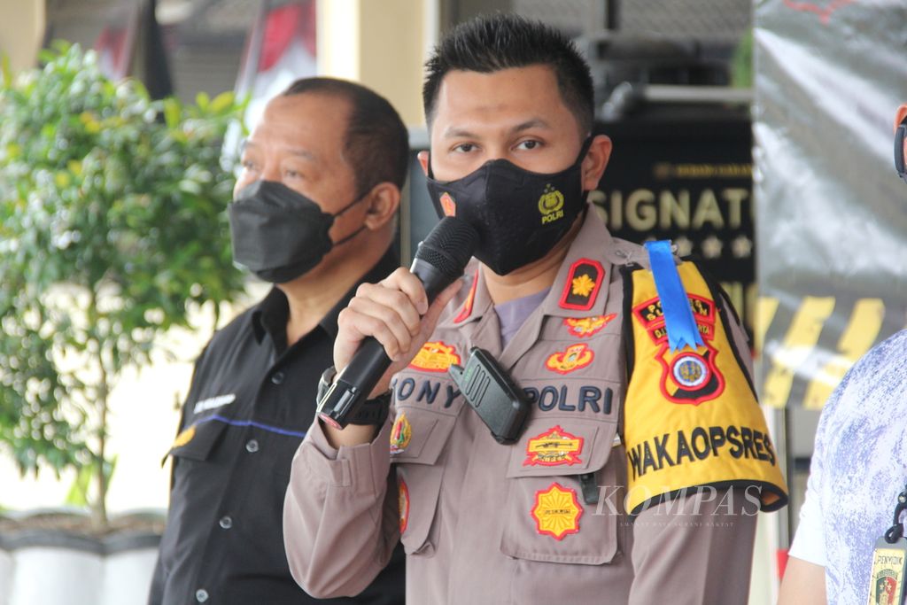 Wakil Kepala Kepolisian Resor Sleman Komisaris Tony Priyanto memberi keterangan kepada wartawan dalam konferensi pers, Kamis (16/6/2022), di kantor Polres Sleman, Daerah Istimewa Yogyakarta. 