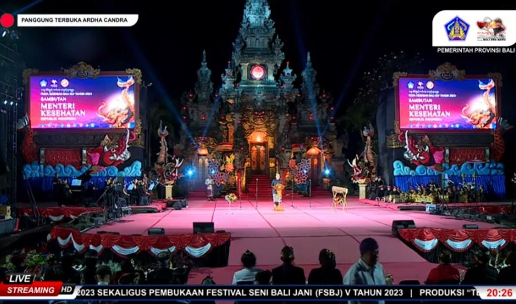 Screenshot from the closing ceremony of Bali Arts Festival 2023 and the opening of Bali Arts Festival Jani 2023 held at Ardha Candra stage of Bali Cultural Park, Denpasar City, Bali, on Sunday (16th of July 2023). The event was attended by the Minister of Health, Budi Gunadi Sadikin, who also officially opened the Bali Arts Festival Jani 2023.