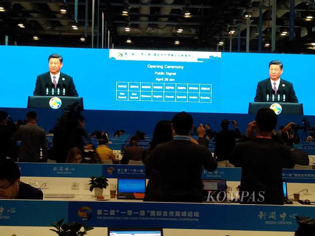 Presiden China Xi Jinping, terlihat dari layar di media center, menyampaikan pidato pembukaan Konferensi Tingkat Tinggi (KTT) Prakarsa Sabuk dan Jalan atau Belt and Road Initiative (BRI) di Beijing, China, Jumat (26/4/2019).