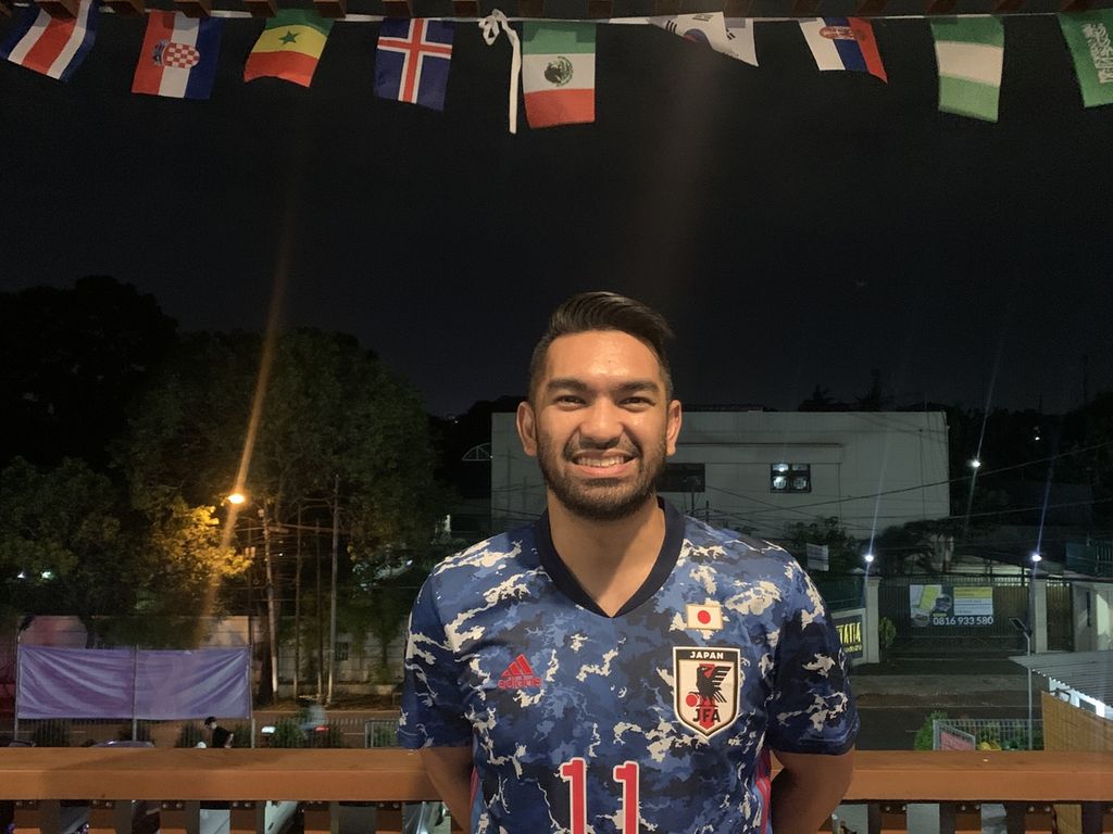 Putra Maulana, presenter olahraga, hadir dalam "nonton bareng" Piala Dunia 2022 antara Jepang melawan Jerman di Triboon Hub, Jakarta, Rabu (23/11/2022).