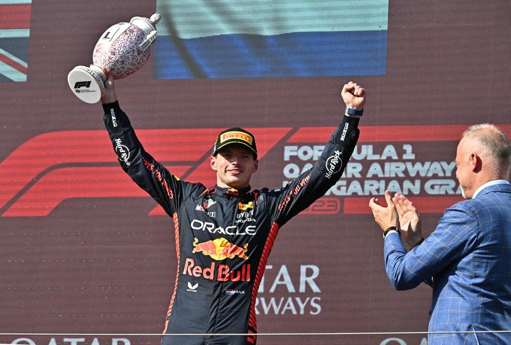 Pebalap Red Bull Racing, Max Verstappen, melakukan selebrasi dengan mengangkat trofi setelah memenangi Grand Prix Formula 1 seri Hungaria di Sirkuit Hungaroring, Budapest, Minggu (23/7/2023). Verstappen meraih kemenangan ketujuh beruntun, serta mengantar Red Bull sebagai tim F1 pertama yang meraih 12 kemenangan beruntun.