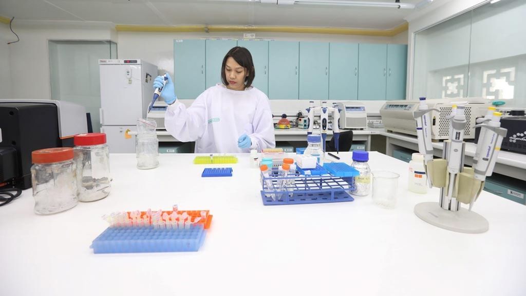 Peneliti melakukan riset di laboratorium Pusat Genom Nasional di Lembaga Biologi Molekuler Eijkman, Jakarta, setelah peresmian fasilitas tersebut, Kamis (26/4/2018).
