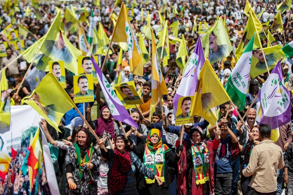 Ribuan warga Kurdi Suriah berunjuk rasa di Qamishli, Suriah utara, 10 Mei 2023, menentang Presiden Turki Recep Tayyip Erdogan sebagai bentuk dukungan kepada oposisi Turki dalam pemilu Turki yang akan berlangsung pada 14 Mei 2023. 