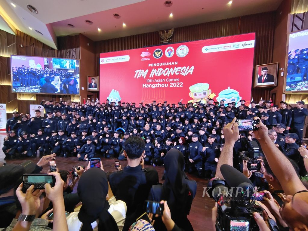 Pejabat serta atlet, pelatih, dan ofisial kontingen Indonesia untuk Asian Games Hangzhou, China 2022 berfoto bersama seusai upacara pengukuhan kontingen di Kantor Kementerian Pekerjaan Umum dan Perumahan Rakyat, Jakarta, Selasa (19/9/2023).