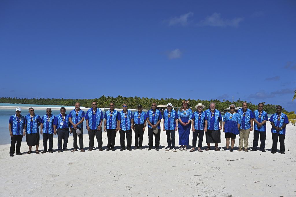 Para pemimpin negara-negara anggota Forum Kepulauan Pasifik berfoto bersama di Pulau One Foot, Aitutaki, Kepulauan Cook, Kamis (9/11/2023).
