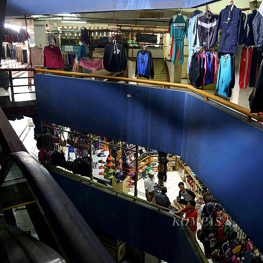 Suasana di salah satu sudut Blok G Pasar Tanah Abang, Jakarta, Selasa (17/10). Sepinya pembeli membuat pedagang tidak membuka kiosnya. Bahkan, sebagian kios telah disegel karena pedagang tidak mampu membayar sewa.