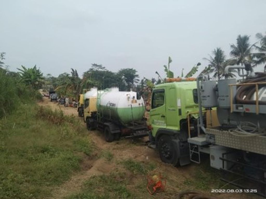 Sejumlah <i>vacuum truck</i> dikerahkan untuk membawa rembesan bahan bakar minyak di Jeruklegi, Kabupaten Cilacap, Jawa Tengah.