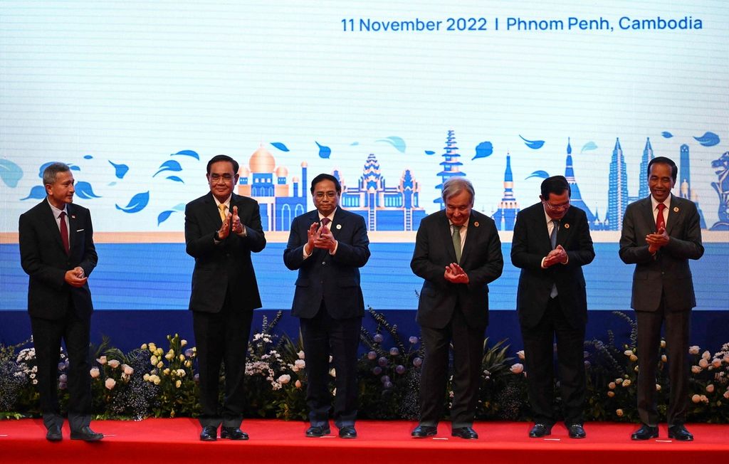 (L-R) Singapore's Foreign Minister Vivian Balakrishnan, Thailand's Prime Minister Prayut Chan-o-cha, Vietnam's Prime Minister Pham Minh Chinh, United Nations Secretary-General Antonio Guterres, Cambodia Prime Minister Hun Sen, and Indonesia's President Joko Widodo stand on stage during the ASEAN-UN summit as part of the 40th and 41st Association of Southeast Asian Nations (ASEAN) Summits, in Phnom Penh on November 11, 2022. 