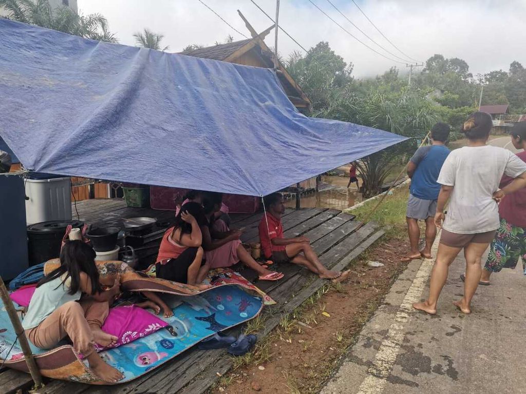 Warga Desa Sepoyu, Kabupaten Lamandau, Kalteng, membuat tenda darurat di pinggir jalan karena rumah mereka terendam banjir pada Senin (10/10/2022).