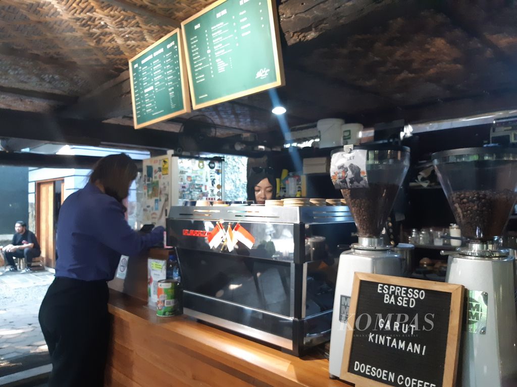Suasana di kedai kopi Doesoen di Kota Bandar Lampung, Selasa (15/8/2023). Usaha kopi yang menawarkan nuansa alam saat ini banyak dirintis oleh anak-anak muda di Bandar Lampung.
