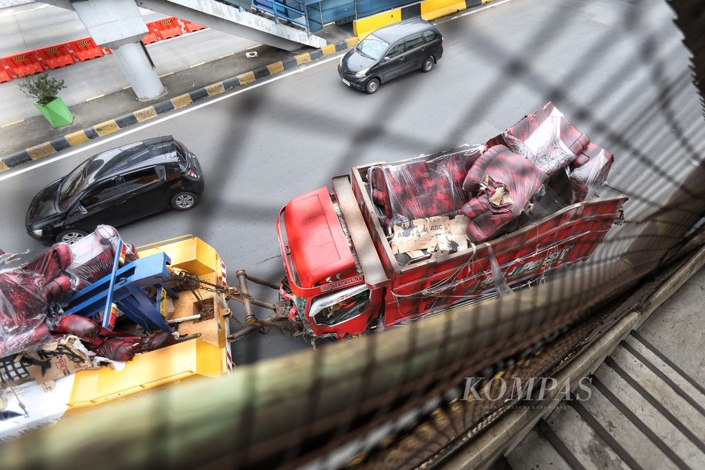 Salah satu truk yang terlibat kecelakaan diangkut di Gerbang Tol Halim Utama, Jakarta, Rabu (27/3/2024). Terjadi kecelakaan beruntun tujuh kendaraan di Gerbang Tol Halim Utama. Kecelakaan terjadi akibat sopir truk diduga berkendara secara ugal-ugalan. Tidak ada korban jiwa dalam kejadian ini. Empat orang mengalami luka serius.