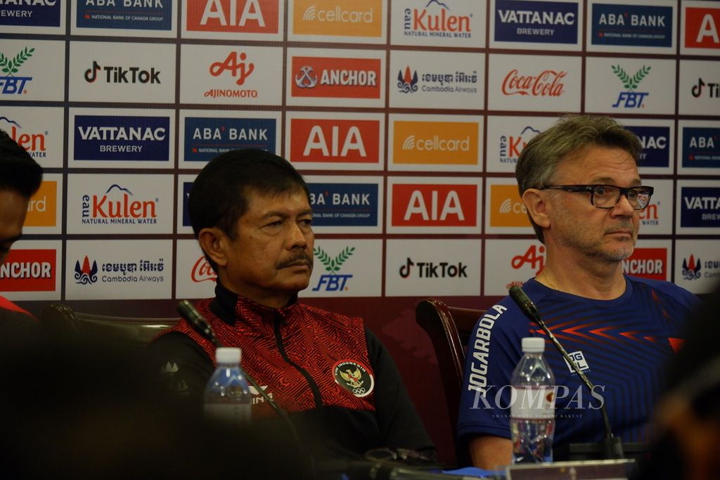 Pelatih Kepala Tim U-22 Indonesia Indra Sjafri (kiri) mendengarkan pertanyaan wartawan di Hotel Phnom Penh, Kamboja, saat sesi konferensi pers jelang laga semifinal antara Indonesia dan Vietnam, Jumat (12/5/2023). 
