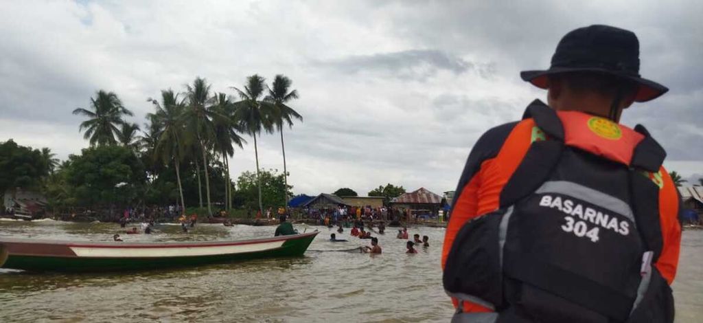 Tim dari Kantor Pencarian dan Pertolongan (SAR) Kendari bersiap melakukan pencarian korban tenggelam di muara Sungai Sampara, Konawe, Sulawesi Tenggara, Rabu (19/7/2023). Dua kakak-beradik tenggelam saat berenang, di mana seorang ditemukan meninggal dan seorang lainnya dalam pencarian.