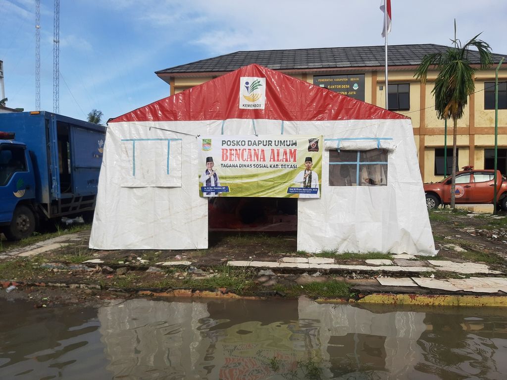 Posko dapur umum di Desa Pantai Harapan Jaya, Kecamatan Muara Gembong, Kabupaten Bekasi, Jumat (3/3/2023).