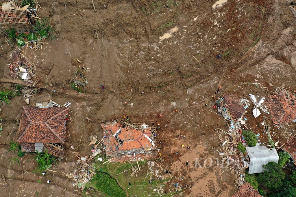 An aerial photo of the joint SAR team searching for the missing victims of a landslide in Gintung Village, Cibenda Village, Cipongkor District, West Bandung Regency, West Java, on Tuesday (26/3/2024).