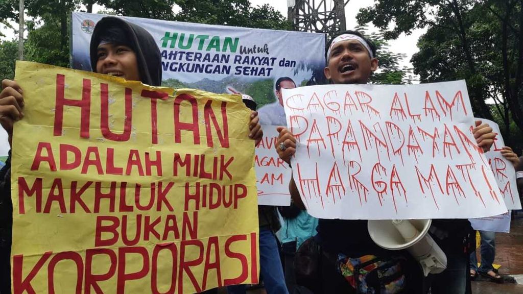 Massa Aliansi Cagar Alam Jawa Barat berunjuk rasa di depan gerbang kantor Kementerian Lingkungan Hidup dan Kehutanan, Rabu (6/3/2019).