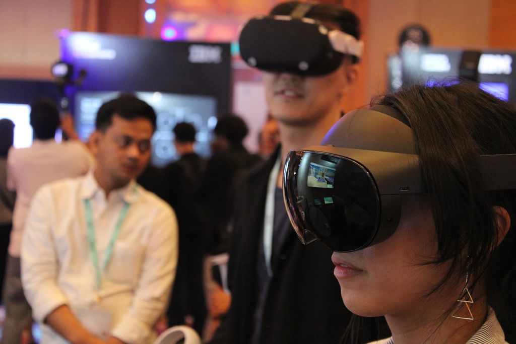 Dua petugas mencontohkan penggunaan kacamata virtual (VR) dalam konferensi IBM Think 2023 di Sands Expo and Convention Centre, Singapura, Rabu (13/9/2023). Dunia VR ini mampu menghubungkan berbagai orang dengan tujuan yang sama, termasuk dalam mencari pekerjaan.