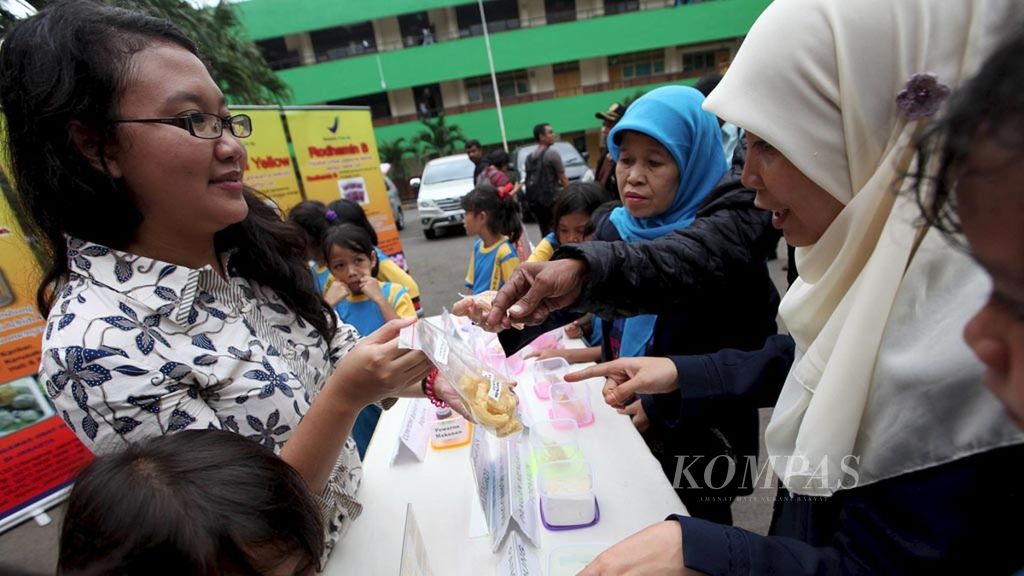Petugas Badan Pengawas Obat dan Makanan (BPOM) DKI Jakarta memberikan penjelasan terhadap contoh bahan makanan yang mengandung zat-zat berbahaya kepada guru dan murid di SD Negeri 9 Pagi Rawamangun, Jakarta Timur, Senin (13/4/2015). 