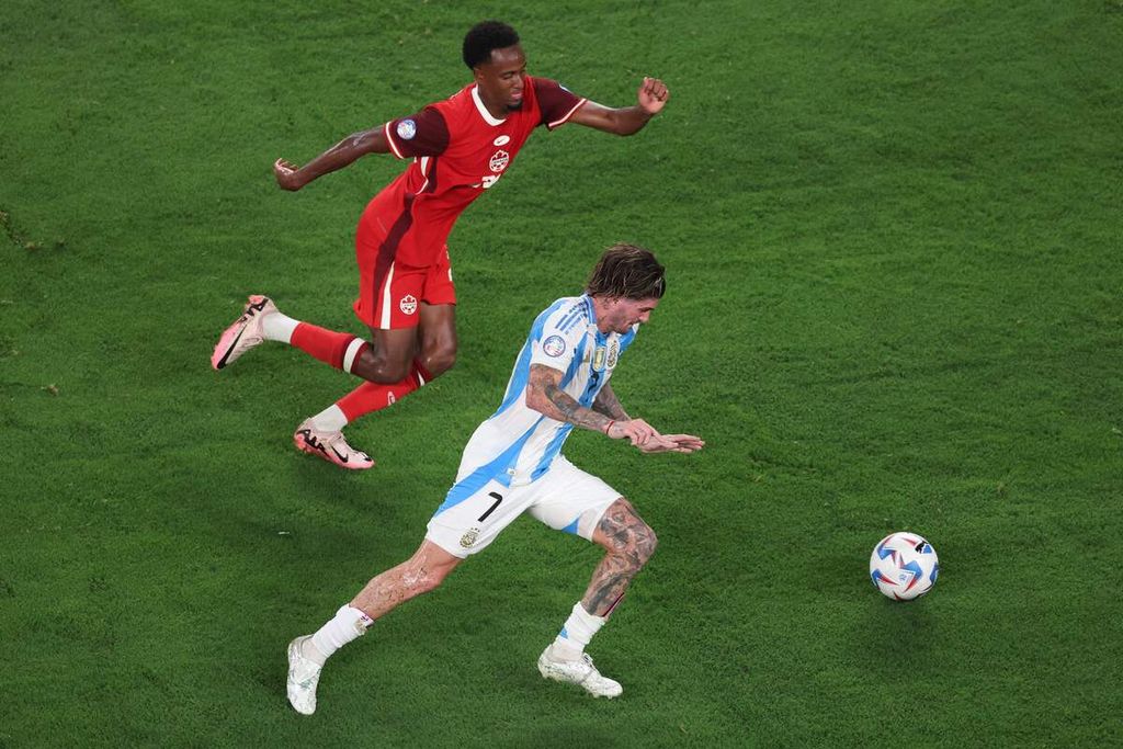 Argentina midfielder Rodrigo De Paul dribbles the ball in the shadow of Canadian player Richie Laryea, during the Copa America 2024 semi-final match in New Jersey, the United States, Wednesday (10/7/2024) morning WIB.