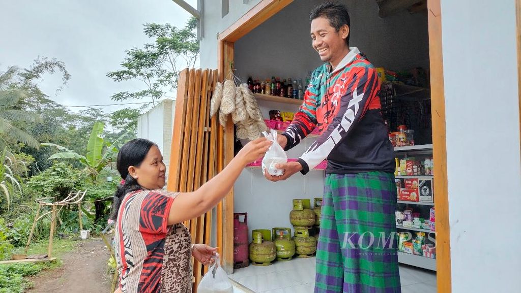 Seorang ibu memberikan takjil kepada warga Muslim yang berada di rumah di Dusun Kebondalem, Desa Kemiri, Kecamatan Kaloran, Kabupaten Temanggung, Jawa Tengah.