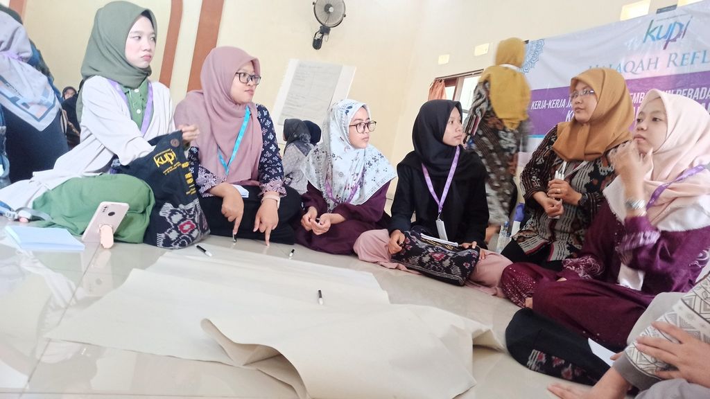 Perwakilan anak-anak muda mendiskusikan permasalahan yang ditemui di sekitar mereka dalam Kongres Ulama Perempuan Indonesia (KUPI)-2 di Pondok Pesantren Bangsri, Jepara, Jawa Tengah, Sabtu (26/11/2022).
