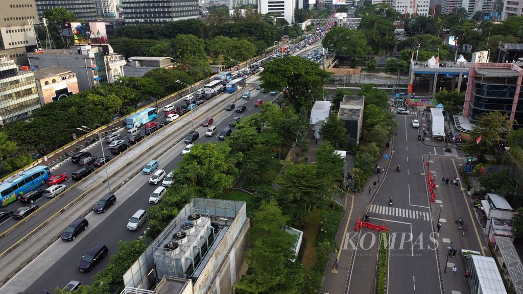 Kawasan Taman Dukuh Atas di Jakarta, Kamis (6/4/2023). Dukuh Atas merupakan kawasan TOD (kawasan berorientasi transit) yang memiliki akses transit terbanyak di Jakarta, yaitu MRT Jakarta, BRT Transjakarta, kereta bandara, kereta <i>commuterline</i>, dan LRT Jabodebek bertemu di kawasan ini. 