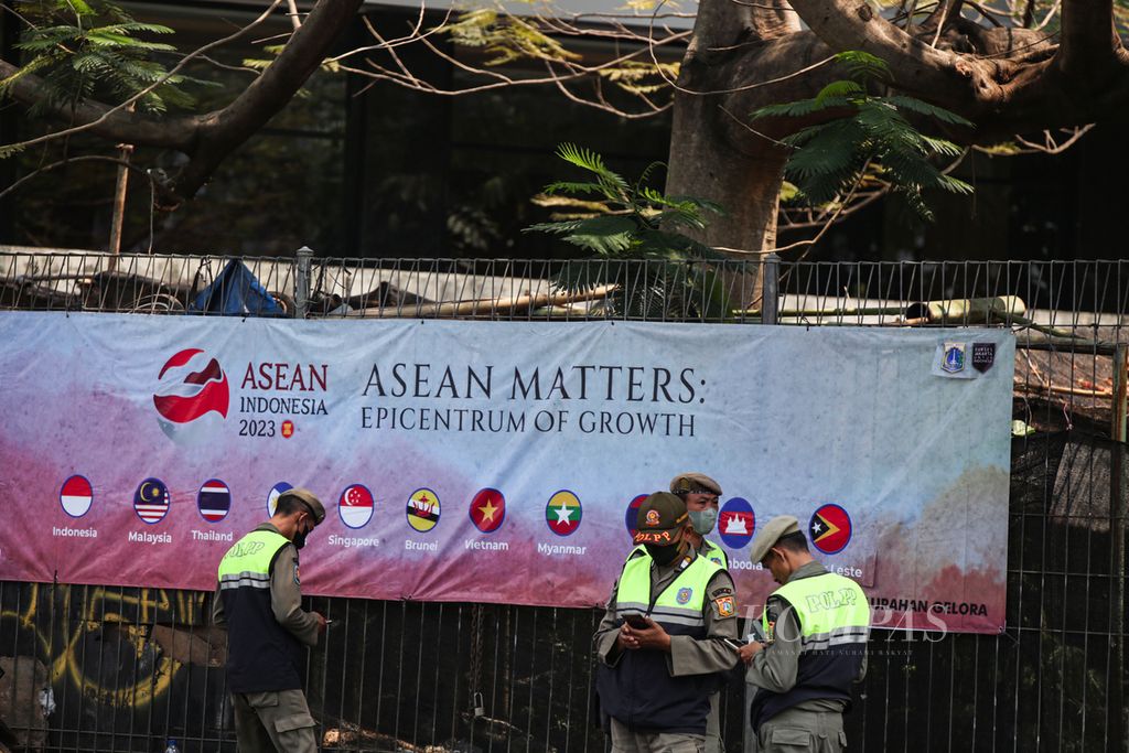 Selain Polri dan TNI, satuan polisi pamong praja turut terlibat dalam menyukseskan Konferensi Tingkat Tinggi Ke-43 ASEAN 2023, Senin (4/9/2023). 