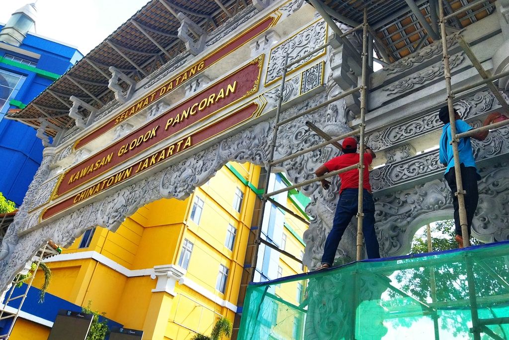 Para pekerja menyelesaikan pembangunan Gapura Chinatown Jakarta, Pancoran, Glodok, Jakarta Barat, Minggu (3/7/2022). 