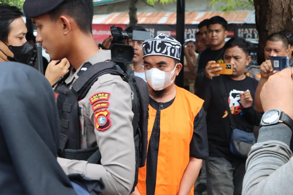 Zul, pemimpin Pondok Pesantren Surga Religi, Polewali Mandar, Sulawesi Barat, ditahan aparat pada Kamis (13/7/2023) terkait dugaan kekerasan seksual yang dilakukan pada santri.