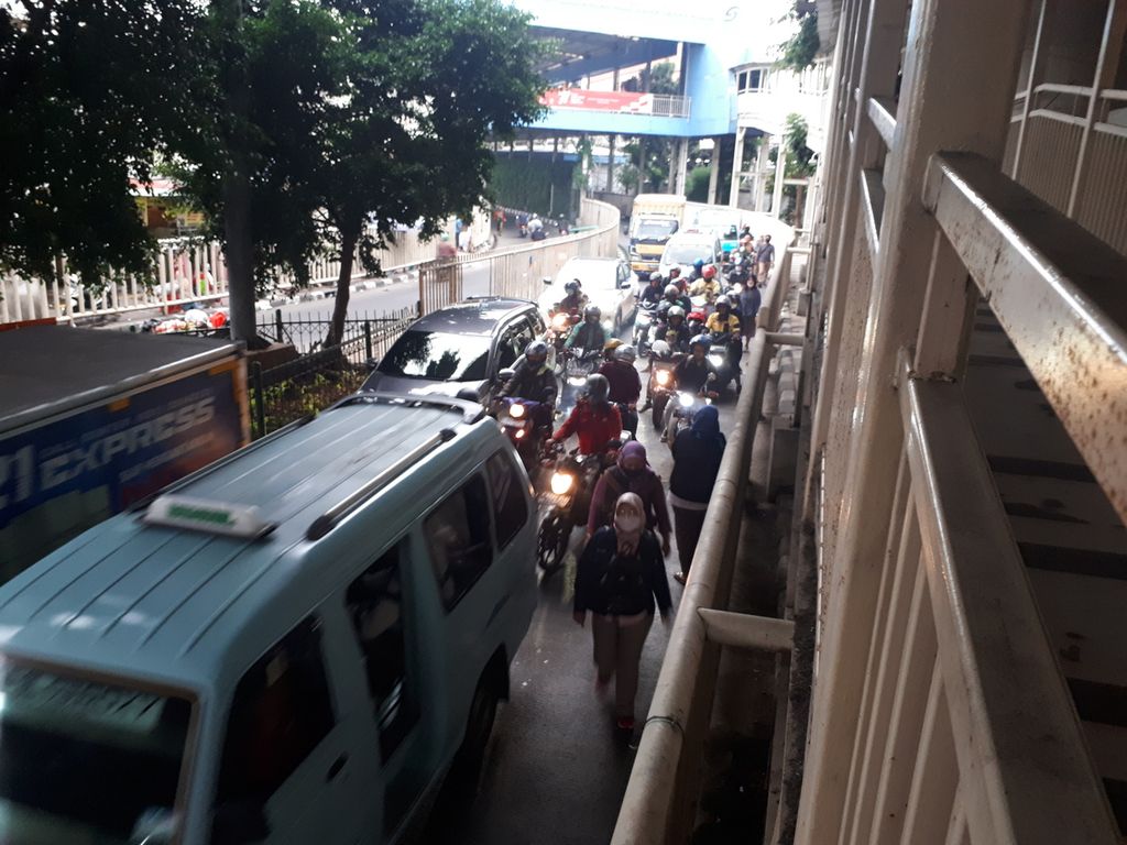 Pejalan kaki berjalan dari pemberhentian angkot Jaklingko di pintu selatan stasiun menuju pintu utara Stasiun Tanah Abang, Jakarta Pusat pada Rabu (9/11/2022).