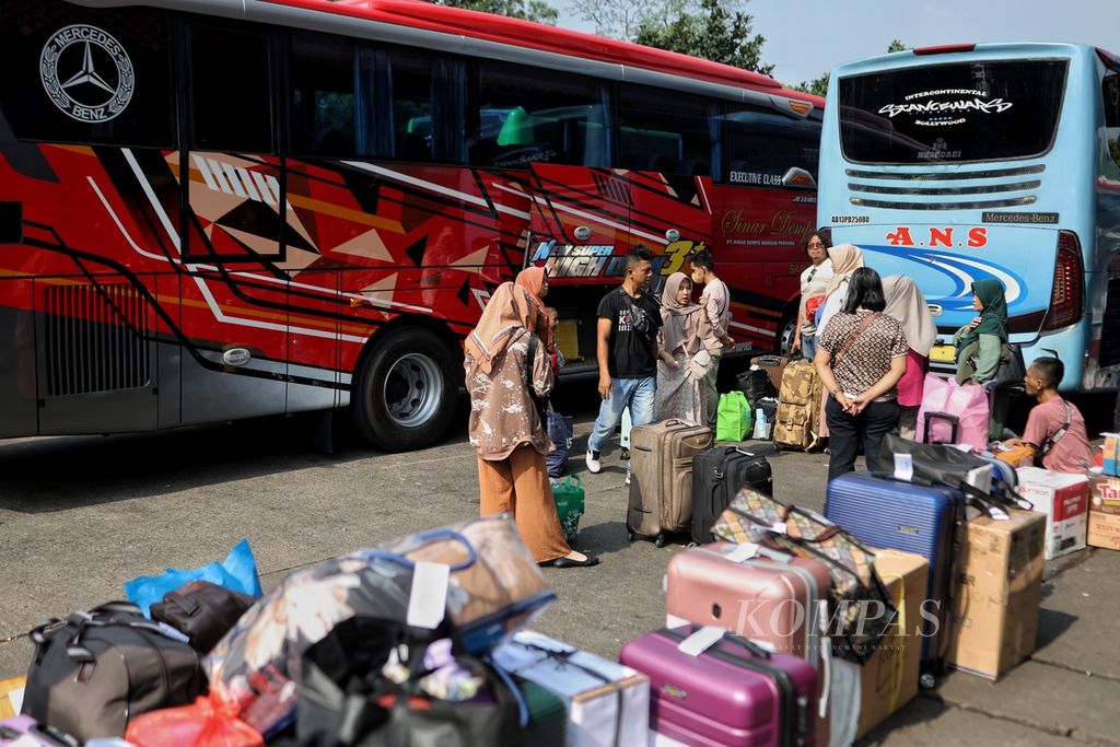 Warga menunggu bus tujuan mereka tiba di Terminal Kampung Rambutan, Jakarta, Jumat (5/4/2024). Kepadatan penumpang bus pada H-5 Lebaran 2024 belum terlihat signifikan di Terminal Kampung Rambutan. Diprediksi kepadatan pemudik di Terminal Kampung Rambutan terjadi pada H-4 dan H-3 Lebaran. 