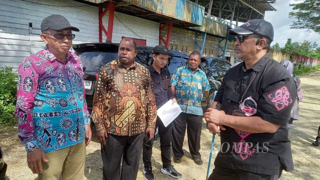 Kepala Satuan Tugas Koordinasi Supervisi Pencegahan Wilayah V Komisi Pemberantasan Korupsi Dian Patria (kanan) meninjau lokasi tempat yang akan dibangun kantor gubernur Papua Barat Daya dan fasilitas pendukung lainnya di Sorong, Papua Barat Daya, Kamis (4/7/2024).