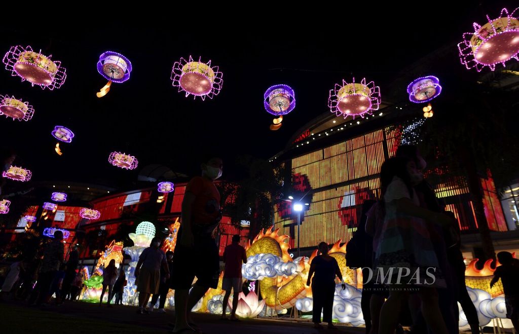 Suasana pembukaan Festival Lentera di Mal Living Worid Alam Sutera, Tangerang Selatan, Selasa (17/1/2023) malam. 
