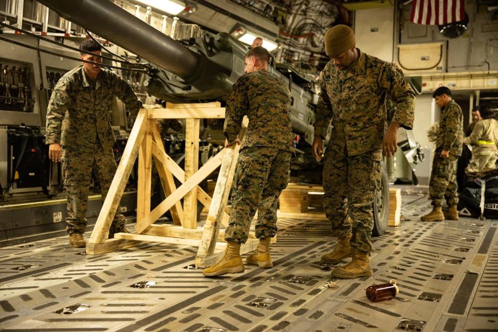 Foto yang dirilis Korps Marinir AS pada 27 April 2022 ini memperlihatkan anggota Marinir AS memuatkan senjata Howitzer M777 kaliber 155 ke pesawat kargo Angkatan Udara AS, C-17 Globemaster III, di Pangkalan Udara Cadangan March, California, AS, 21 April 2022. 