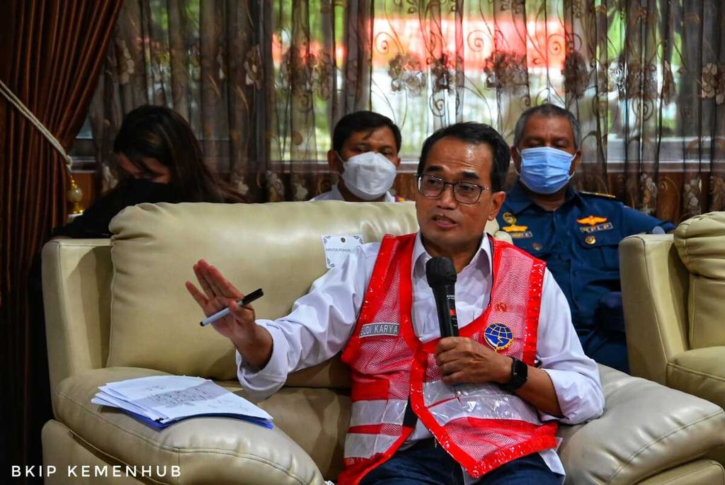 Menteri Perhubungan Budi Karya Sumadi menjelaskan persiapan arus balik saat meninjau Pelabuhan Panjang, Lampung, Rabu (4/5/2022).