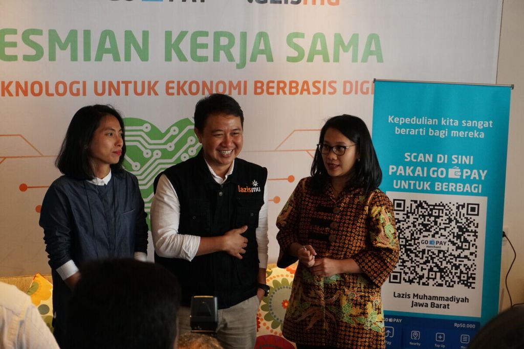 Dari kiri: Senior Vice President Go-Pay Galuh Chandra Kirana, Direktur Utama LazisMu Hilman Latief, dan Chief Corporate Affairs Go-Jek Nila Marita dalam peresmian kerja sama dengan LazisMu di Jakarta, Selasa (19/3/2019).