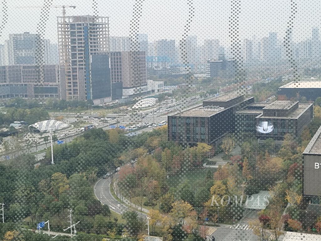 Salah satu kantor Divisi Huawei di Optics Valley, Wuhan, China. Optics Valley adalah pusat industri teknologi di China. Berbagai perusahaan teknologi informasi dan telekomunikasi memiliki kantor pusat dan unit usaha di Optics Valley.