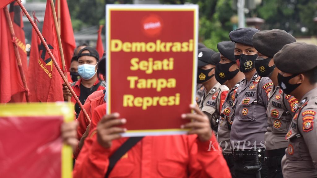 Para buruh yang tergabung dalam Gerakan Buruh Bersama Rakyat (Gebrak) melakukan unjuk rasa di depan Markas Besar Polri, Jalan Trunojoyo, Jakarta Selatan, Jumat (6/11/2020). Mereka mengecam tindakan represif aparat kepolisian saat mengamankan aksi unjuk rasa menolak Omnibus Law UU Cipta Kerja di Jakarta dan sejumlah daerah di Indonesia.