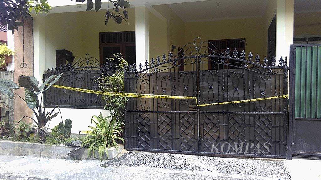 Rumah kontrakan di Griya Sukmajaya Blok A/6A, Kecamatan Sukmajaya, Depok, Jawa Barat, dipasangi garis polisi, Senin (1/1). Rumah itu merupakan  tempat memproduksi pil ekstasi dengan transaksi mingguan Rp 600 juta hingga Rp 1,5 miliar 