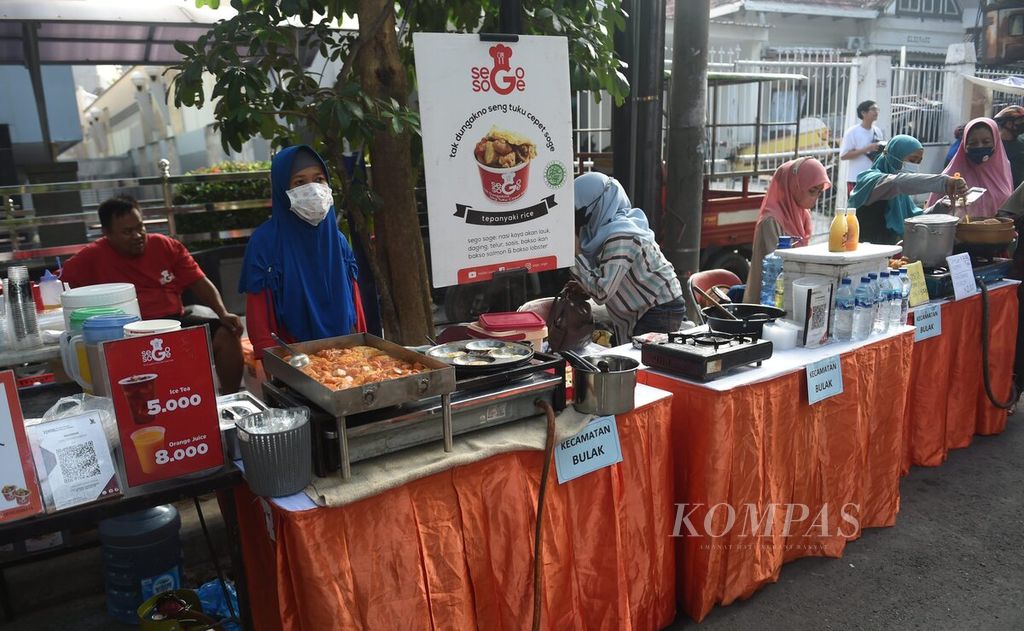 UMKM makanan di kawasan Taman Bungkul, Kota Surabaya,Jawa Timur, Minggu (19/6/2022). 